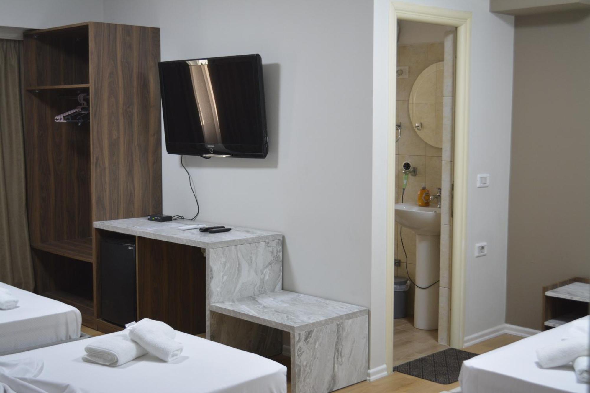 Hotel Her Vlore Exterior photo