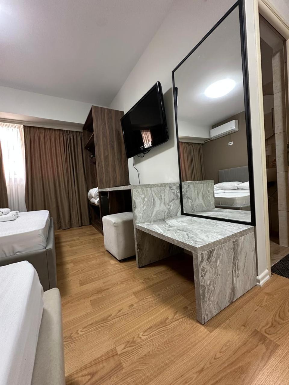 Hotel Her Vlore Exterior photo