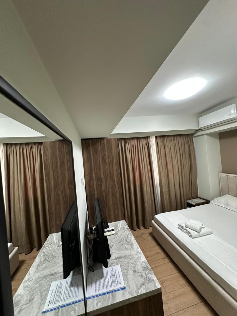 Hotel Her Vlore Exterior photo
