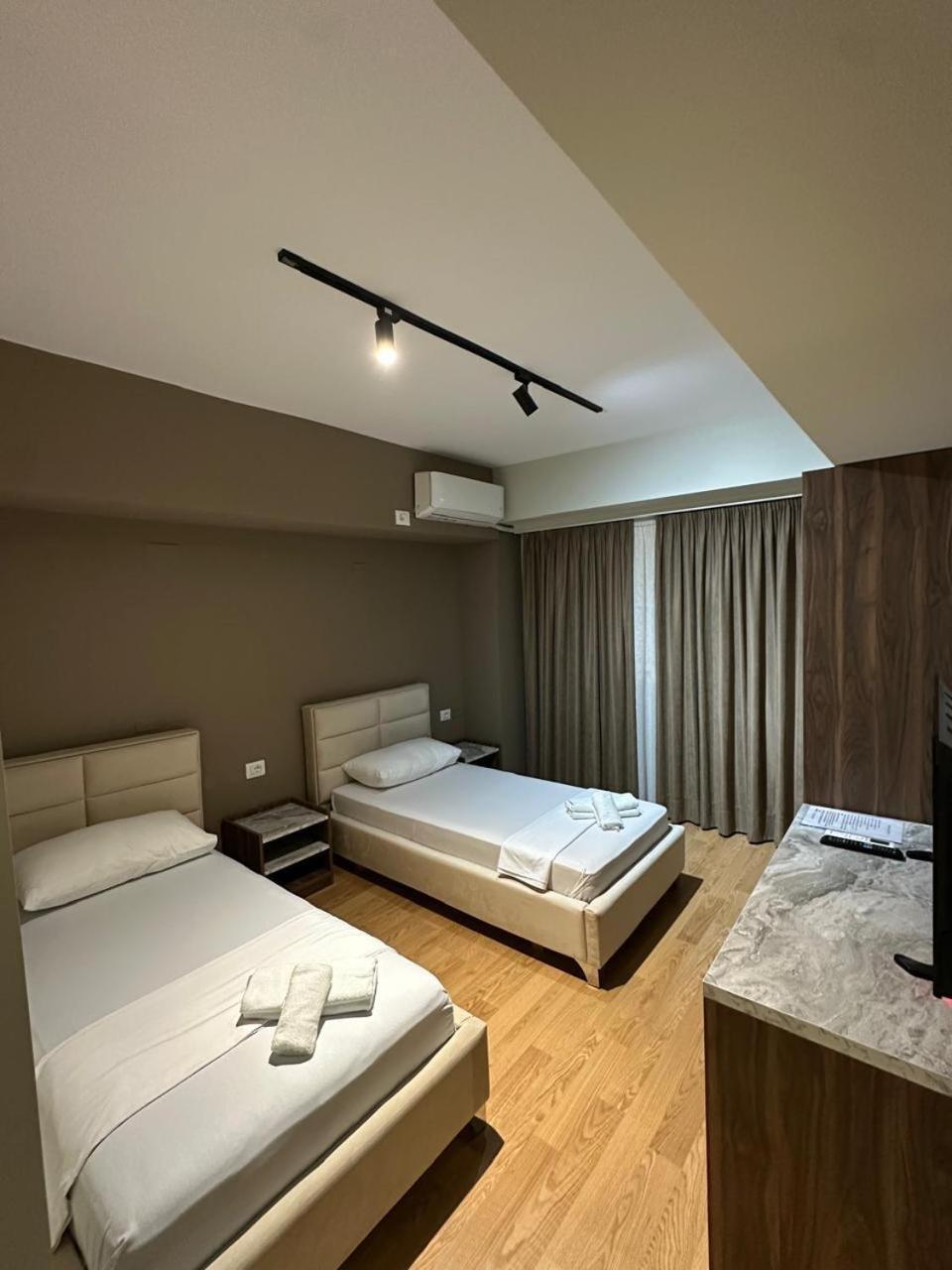 Hotel Her Vlore Exterior photo